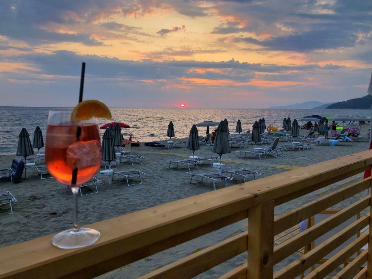 Residence Le Palme - Appartamenti Sul Mare - Spiaggia Tra Palinuro E Caprioli Пискиота Екстериор снимка